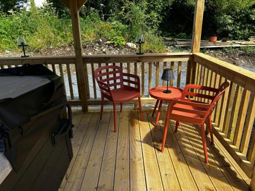 LITTLE ROCK RETREAT Log Cabin with Hot Tub in Tyrrellspass