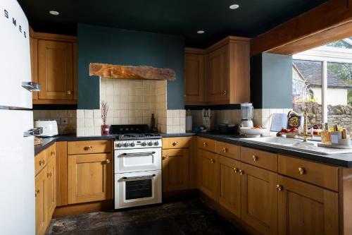 кухня, Chipping Campden Shabby Chic on Famous High Street in Чіппінг Кемпден