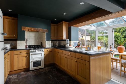 кухня, Chipping Campden Shabby Chic on Famous High Street in Чіппінг Кемпден