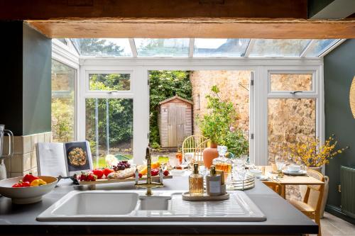 Сад, Chipping Campden Shabby Chic on Famous High Street in Чіппінг Кемпден