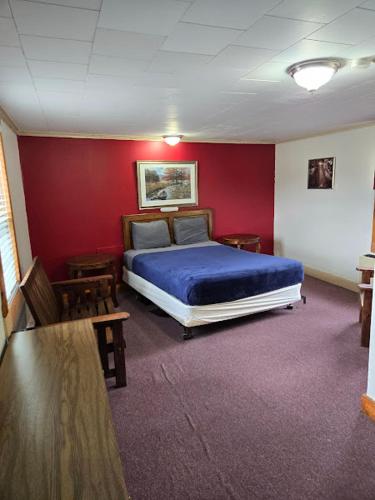 1 queen bed, 2 bunk beds