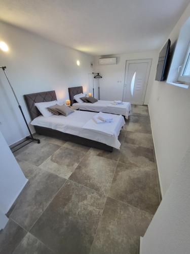 2 twin beds