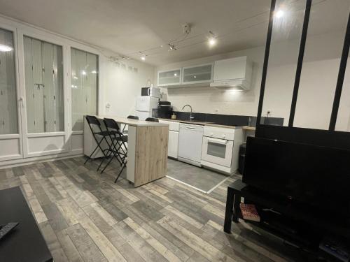 Kitchen, La Cardonille appartement avec patio near Parc de Bagatelle