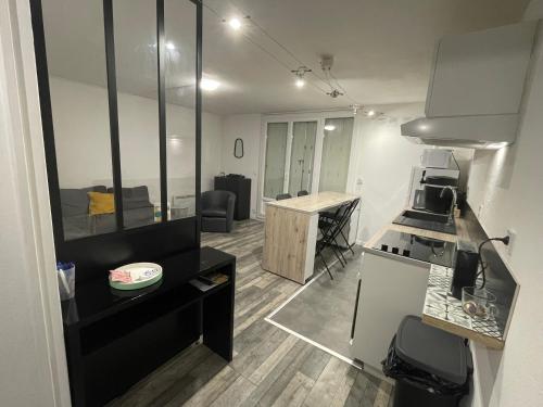 Kitchen, La Cardonille appartement avec patio near Parc de Bagatelle
