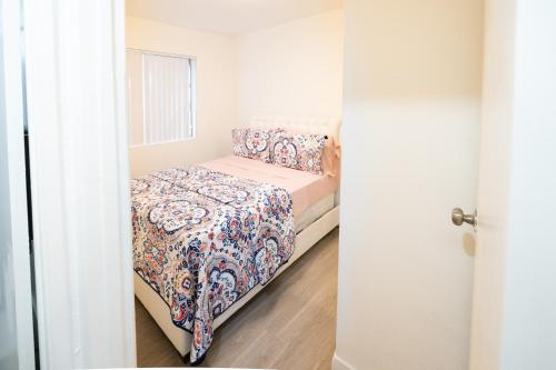 Cozy 2 Bedroom 1 Bathroom Apartment Ideal for Small Group in Koreatown Free Gated Parking Full Kitch, Los Angeles (foto 6)