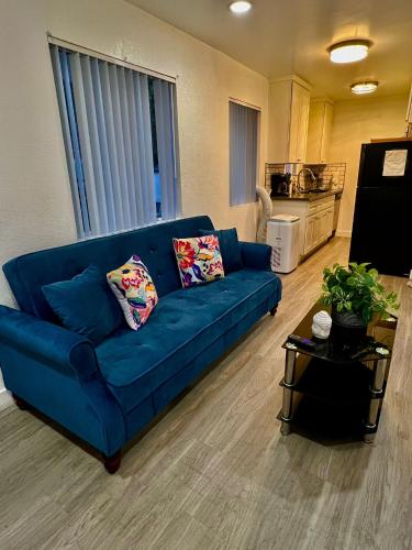 Cozy 2 Bedroom 1 Bathroom Apartment Ideal for Small Group in Koreatown Free Gated Parking Full Kitch, Los Angeles (foto 9)