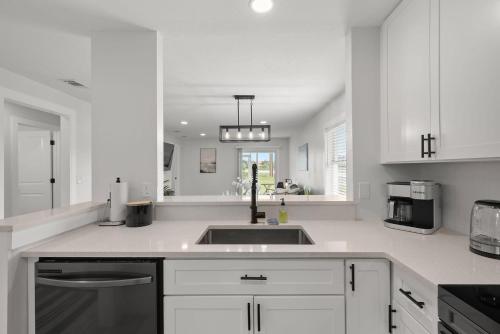 Konyha, Cozy 2BR Florida Home Near the Shore in Osprey (Florida)
