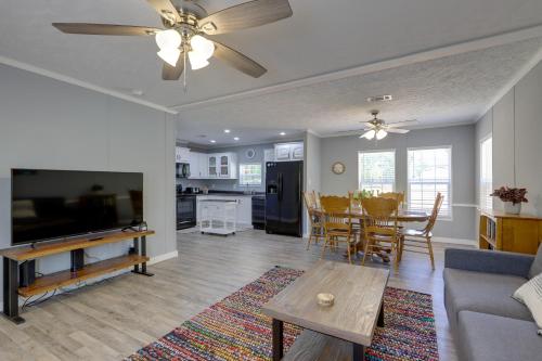 Waterfront Lake Sinclair Home Dock and Grill! in Eatonton, USA