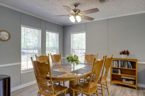 Waterfront Lake Sinclair Home Dock and Grill! in Eatonton, USA