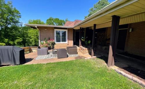 The Curtis - Expansive Mid-Century Gem in Nashville, USA