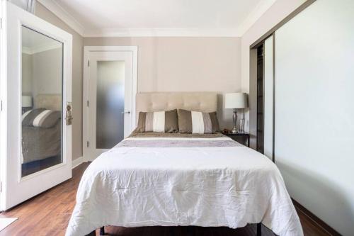 Bedroom Suite with Private Entrance, Los Angeles (photo 5)