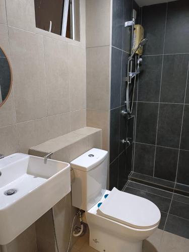 dusch, Lägenhet på 1000 m² i Bandar Indah, med 3 sovrum och 2 badrum (privat) (Sri Indah Pool Condostay) in Sepilok