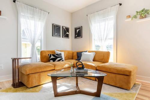 Home with Private Backyard 3 mins to Downtown Raleigh! in Raleigh, USA