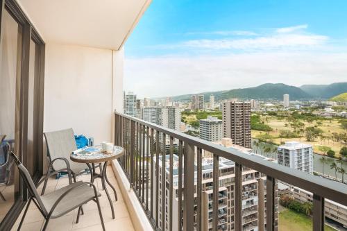 Free Parking, Close to Waikiki Beach, Pool & Hot Tub