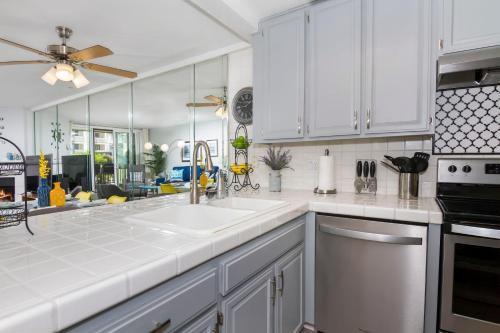 Retro-Modern 2 BR Cottage for Family Holidays in Oceanside, USA