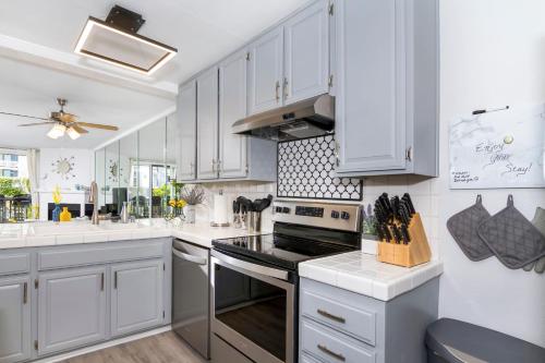Retro-Modern 2 BR Cottage for Family Holidays in Oceanside, USA