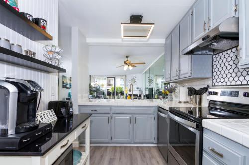 Retro-Modern 2 BR Cottage for Family Holidays in Oceanside, USA