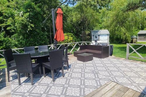Private 3 bedroom cottage a walk to private beach in Yarmouth, USA