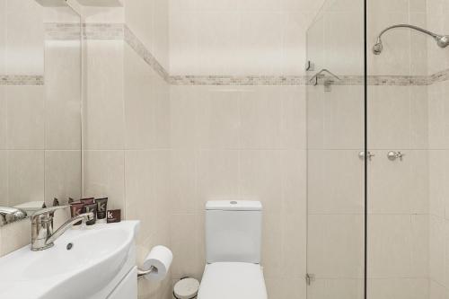 Spacious Mountain View Villa in Ryde and Sunset Deck - image 7