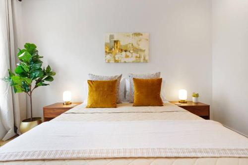 Modern Luxury Retreat, Rooftop Deck, Sleeps 16 in Nashville, USA