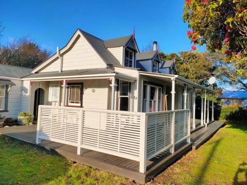 The Oaks- a beautifully appointed 1890s villa in Featherston