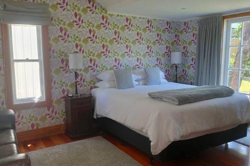 The Oaks- a beautifully appointed 1890s villa in Featherston