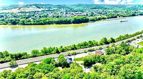 Spacious 4 bedroom Overlooking River in Cincinnati, USA