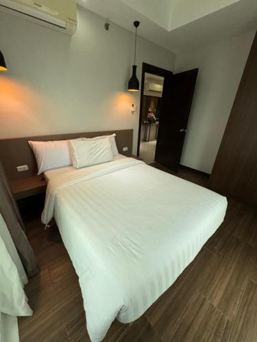 Monarch Suites at Padgett Cebu w/ pool near Ayala