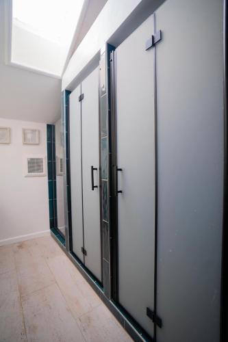 Zuhanyzó, Seasun Hostel in Canoga Park