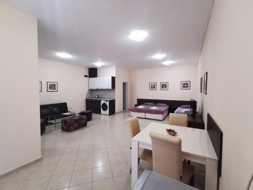 Grand Pool Studio room in Rose Garden Omax Apartments