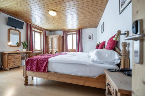3 twin beds