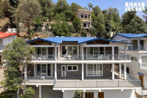 StayVista at Skylark Peaks with Outdoor Jacuzzi