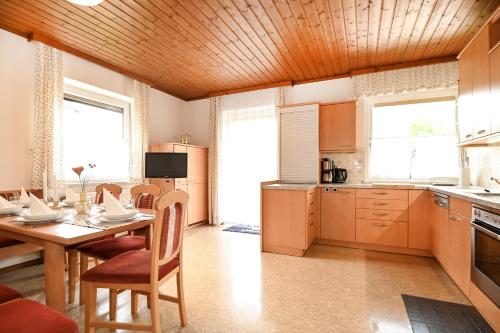 Shared lounge/TV area, Ferienhaus JOLOISIA mit Blick auf Planai in Obere Klaus