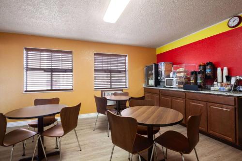 Super 8 by Wyndham Colorado Springs/Afa Area in Colorado Springs, USA