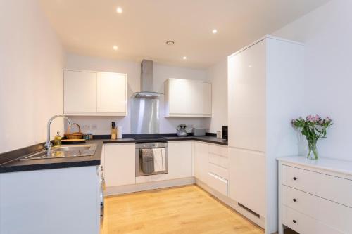keuken, 1 Bed Apartment - Redhill Central, Surrey, Gatwick #4 in Redhill West