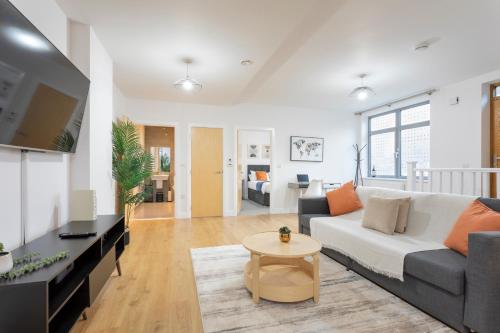 gedeelde lounge/tv-ruimte, 1 Bed Apartment - Redhill Central, Surrey, Gatwick #4 in Redhill West