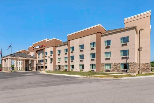 Comfort Suites South - image 7