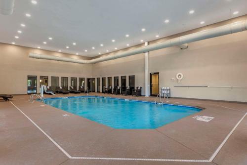 Comfort Suites South - image 14