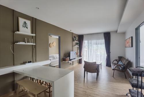 Emerald Avenue Cozy 3R3B Apartment 830