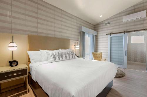 Deluxe Room, 1 King Bed, Balcony, Non Smoking