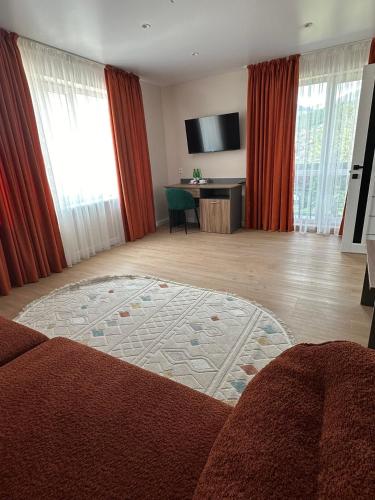 1 king bed, 1 sofa bed