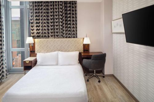 Queen Studio Suite with City View - Hearing Accessible image 10