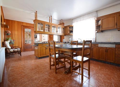 virtuve, GALIHOST - Enorme casa con piscina en Vilanova de Arousa in Oubina