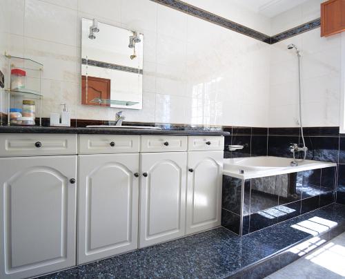 Vannas istaba, GALIHOST - Enorme casa con piscina en Vilanova de Arousa in Oubina
