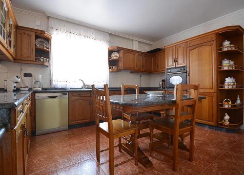 virtuve, GALIHOST - Enorme casa con piscina en Vilanova de Arousa in Oubina