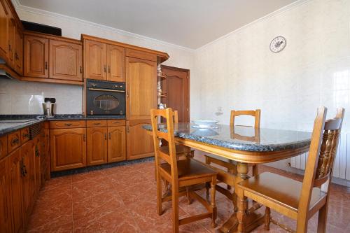 virtuve, GALIHOST - Enorme casa con piscina en Vilanova de Arousa in Oubina