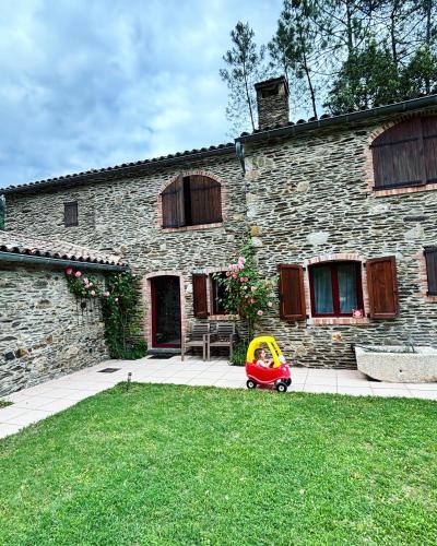 Le Mas du bonheur cevenol in แซ็ง-มาร์แต็ง-เดอ-บูโบ