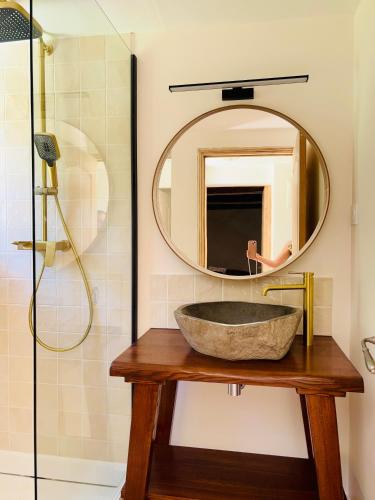 Le Mas du bonheur cevenol in แซ็ง-มาร์แต็ง-เดอ-บูโบ