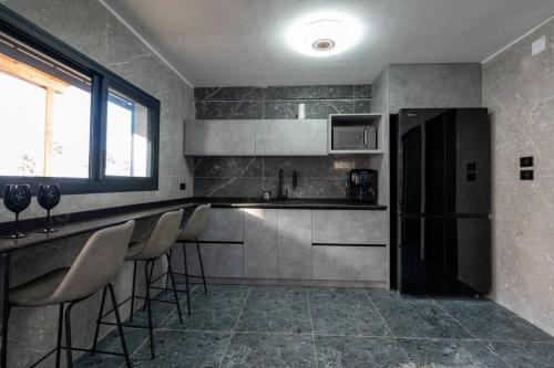 מבנים בים 75-26 Suites at sea in Mount Carmel