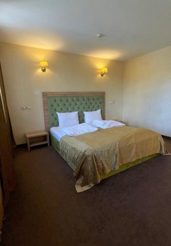 1 queen bed, 2 sofa beds
